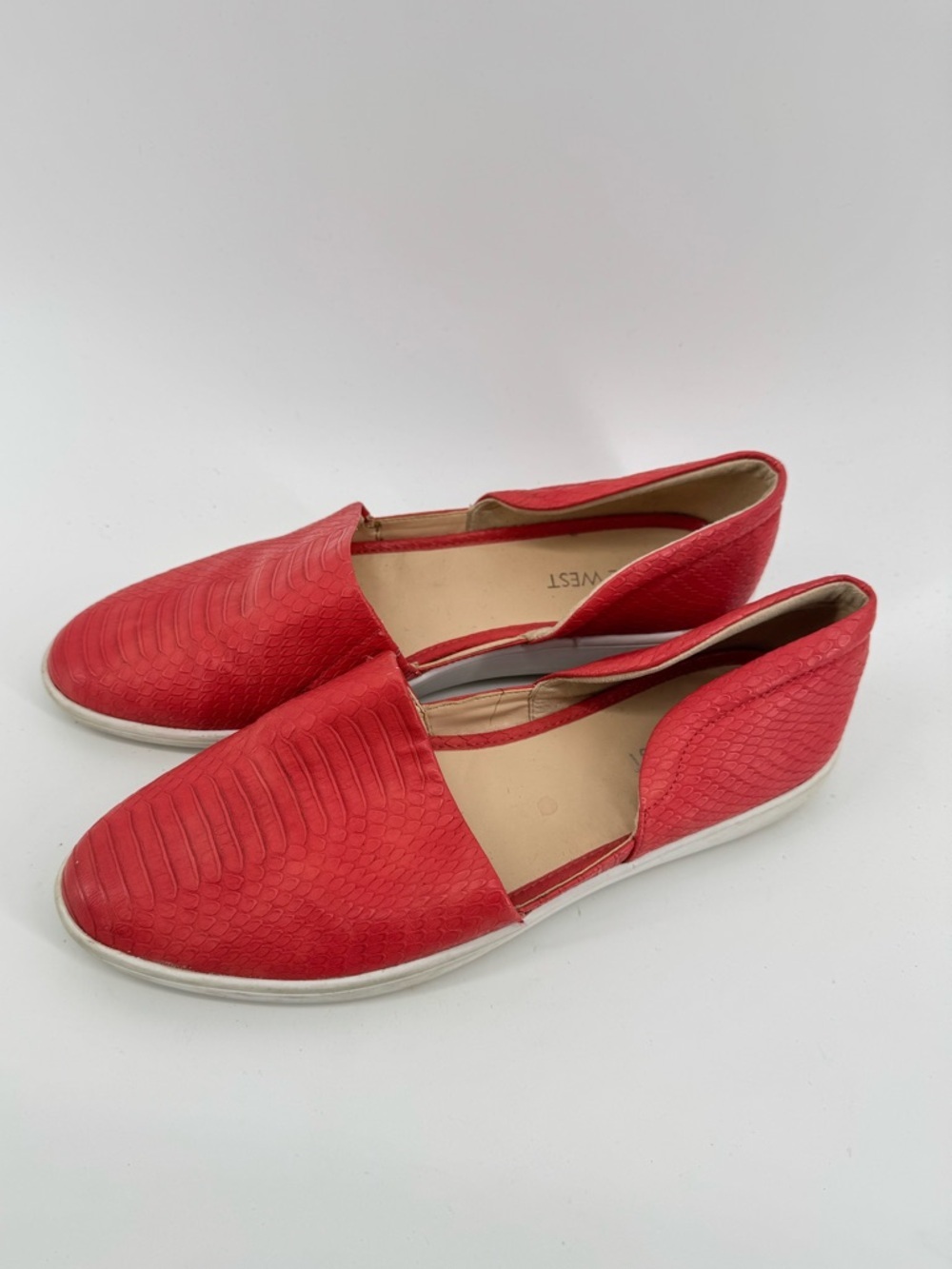 Nine West DORSAY style sneaker size 8 salmon color Women's Spring Summer Comfort